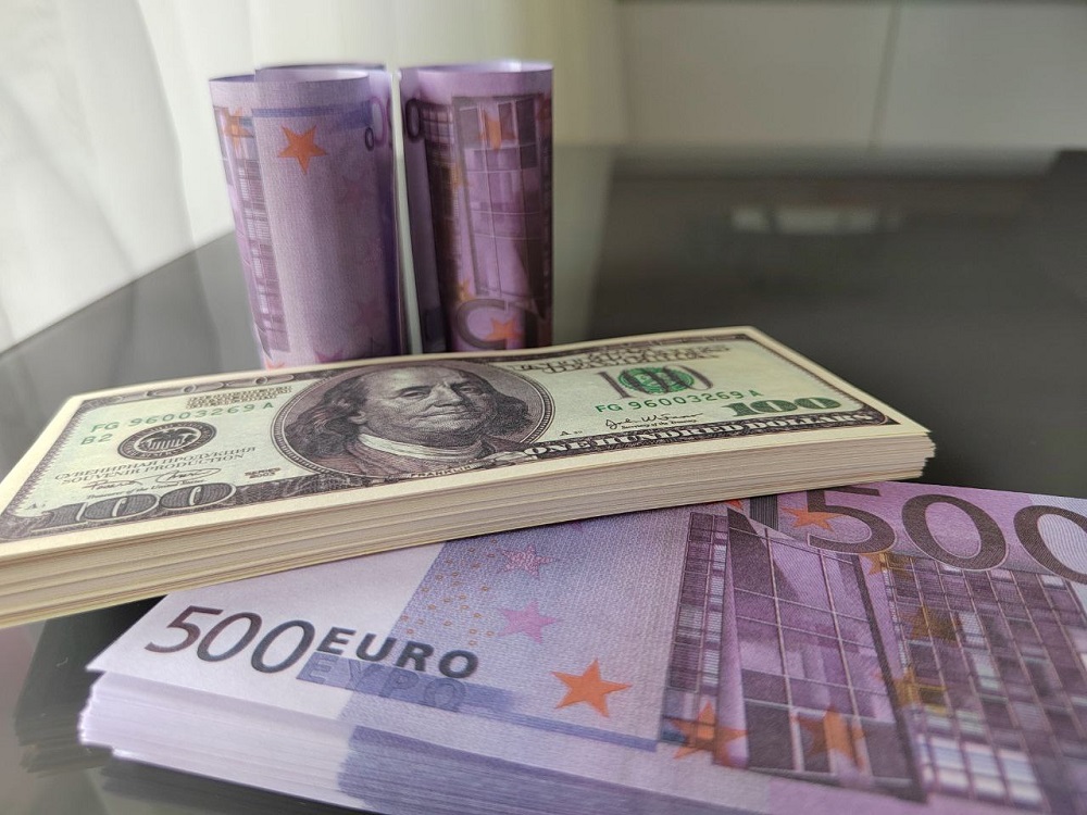 Банк России повысил курсы доллара и евро 16 февраля