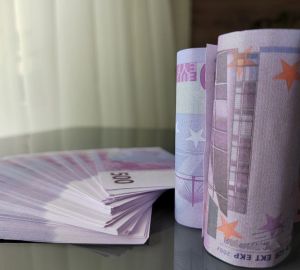 Банк России повысил курс евро почти на рубль