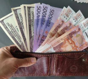 Центробанк понизил курсы доллара и евро 27 февраля