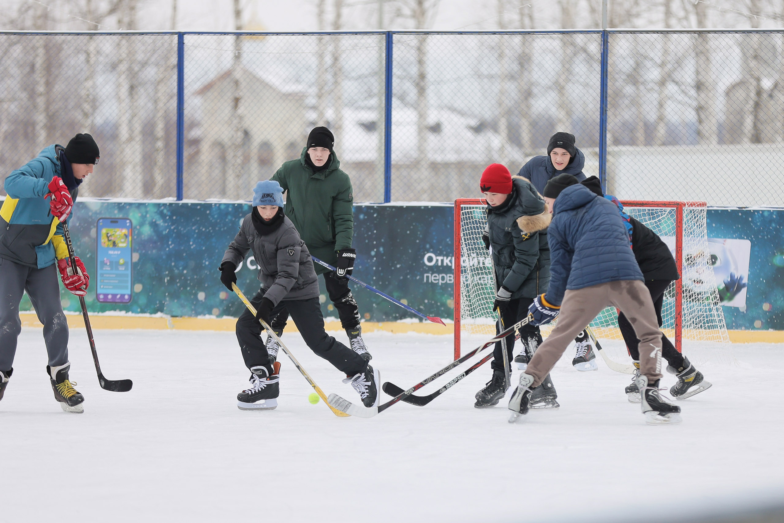 На катке в Арбеково состоялись соревнования молодежных хоккейных команд