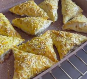 Cамса с мясом и сыром в духовке к ужину