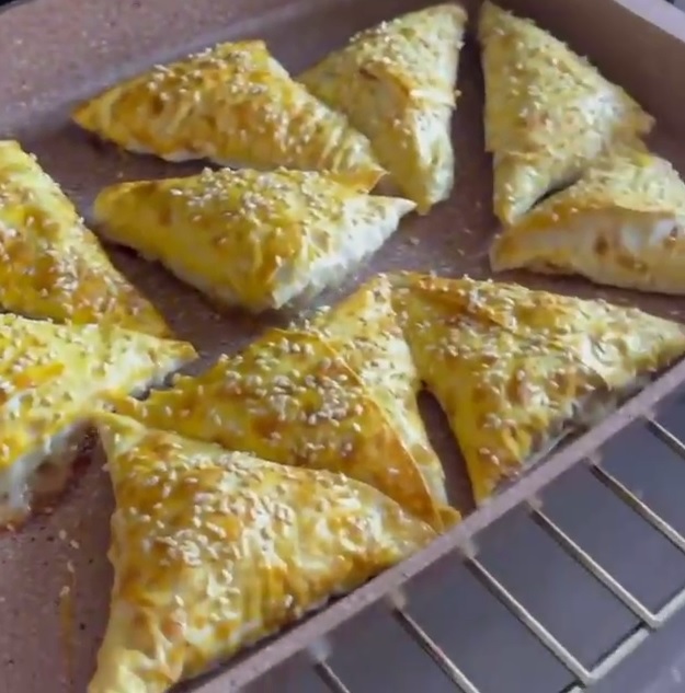 Cамса с мясом и сыром в духовке к ужину