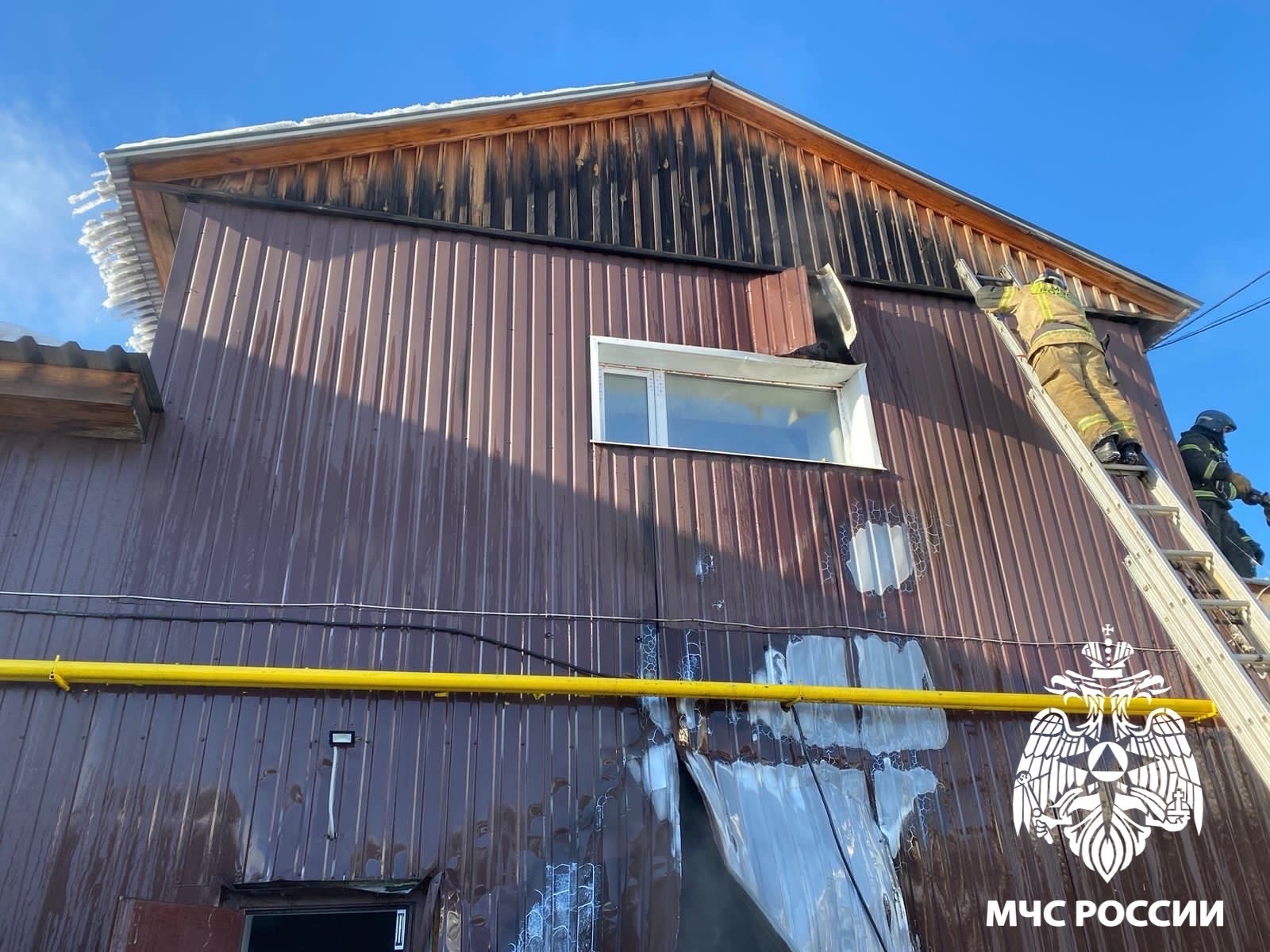 В Кузнецке проводят проверку из-за пожара в неэксплуатируемом здании