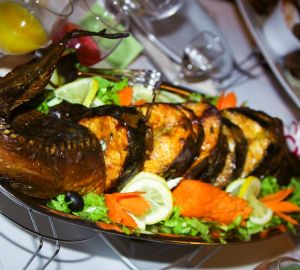 Горбуша в духовке с чесноком, зеленью и сыром