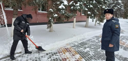 Пензенца обязали чистить снег за вождение в пьяном виде