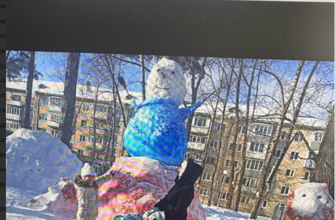 В Заречном сотрудник «управляйки» слепил во дворе гигантского снеговика