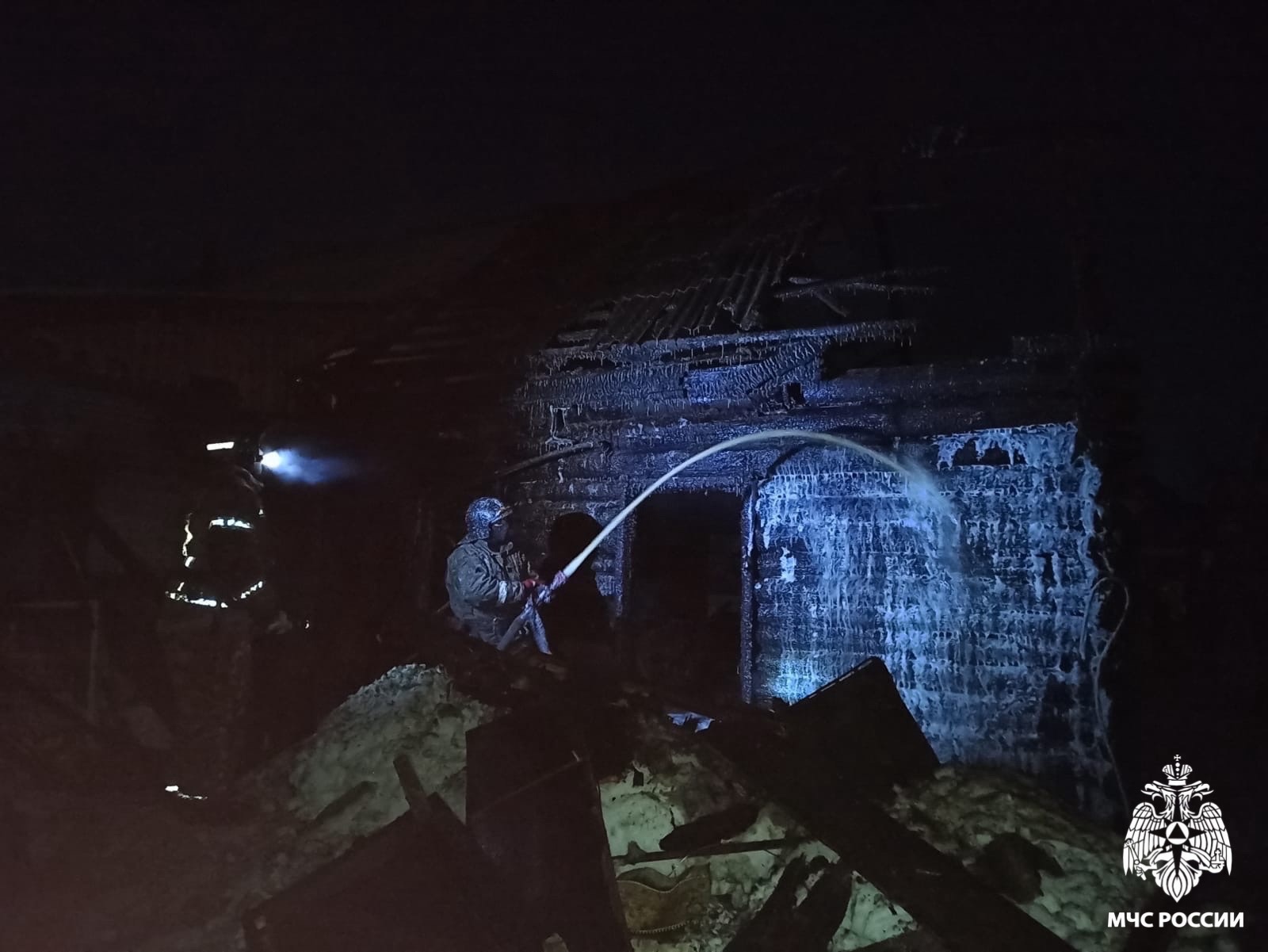 В Кузнецком районе пожар уничтожил трехквартирный дом