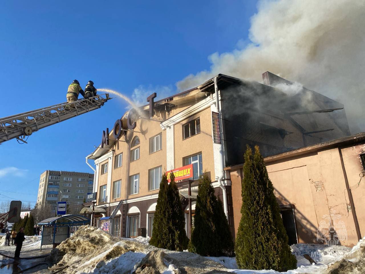 В Кузнецке жуткий пожар охватил торговый центр