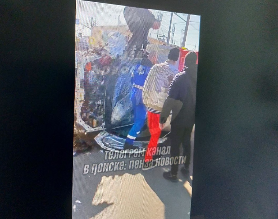 В Пензе на улице Терновского машину расплющило всмятку