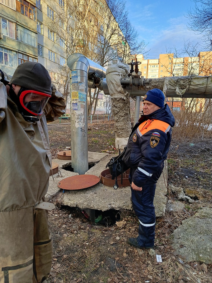 В Пензе спасатели достали труп человека из колодца