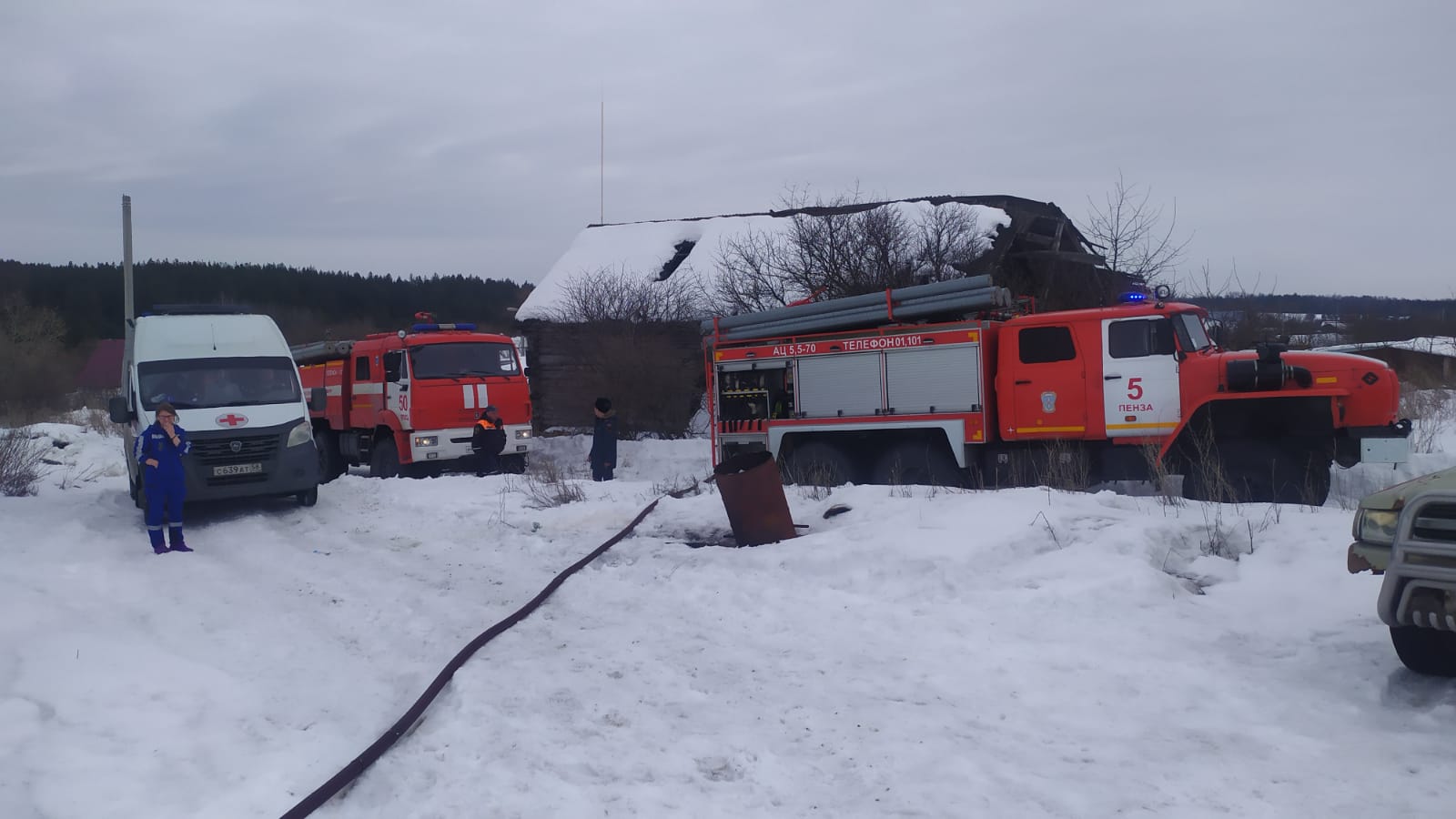 В Пензенском районе в воскресенье тушили горящий сарай