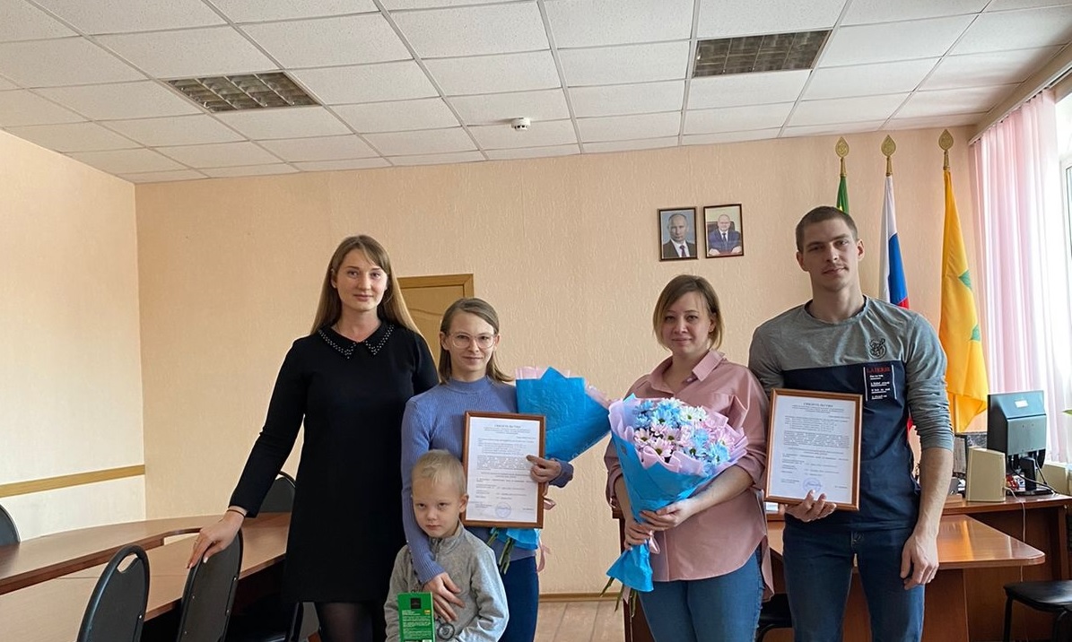 В Сердобске многодетным семьям вручили жилищные сертификаты