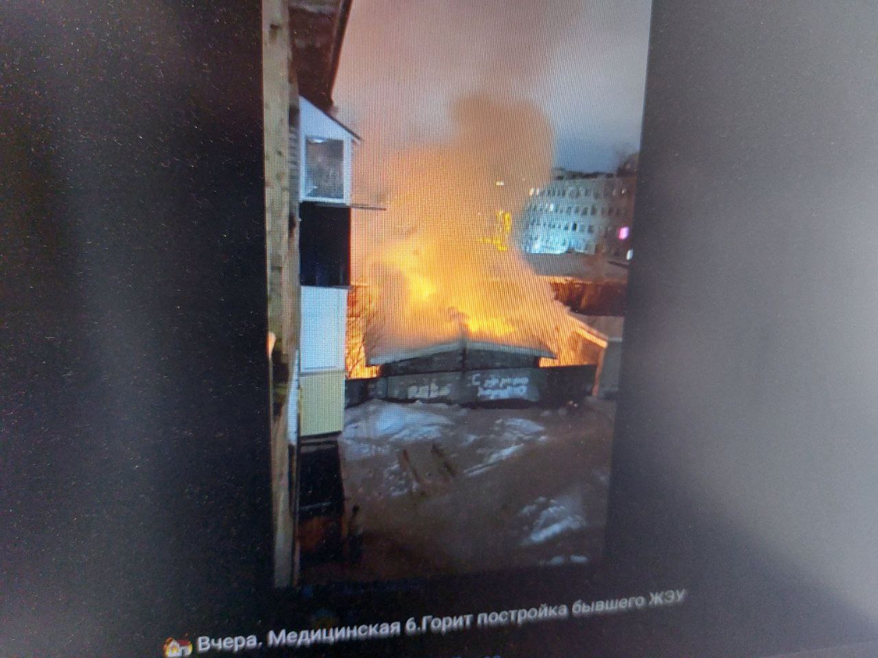 В Пензе 22 человека тушили горящий пеноблочный гараж