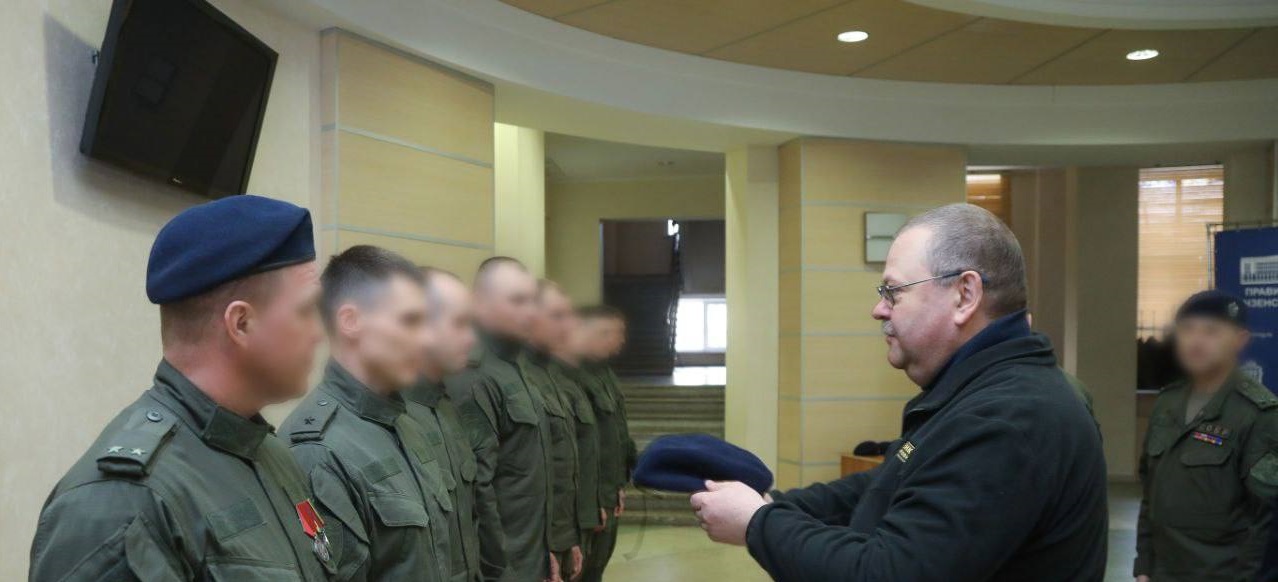 Олег Мельниченко вручил береты бойцам отряда быстрого реагирования «Агат»