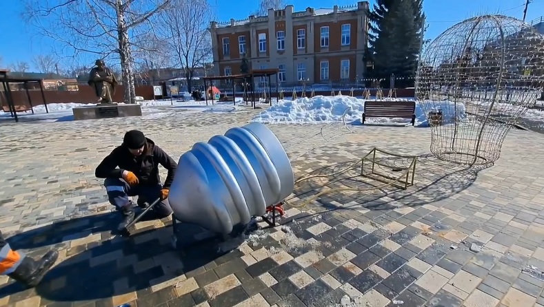 В Сердобске арт-объект «Лампочка» вернули на место