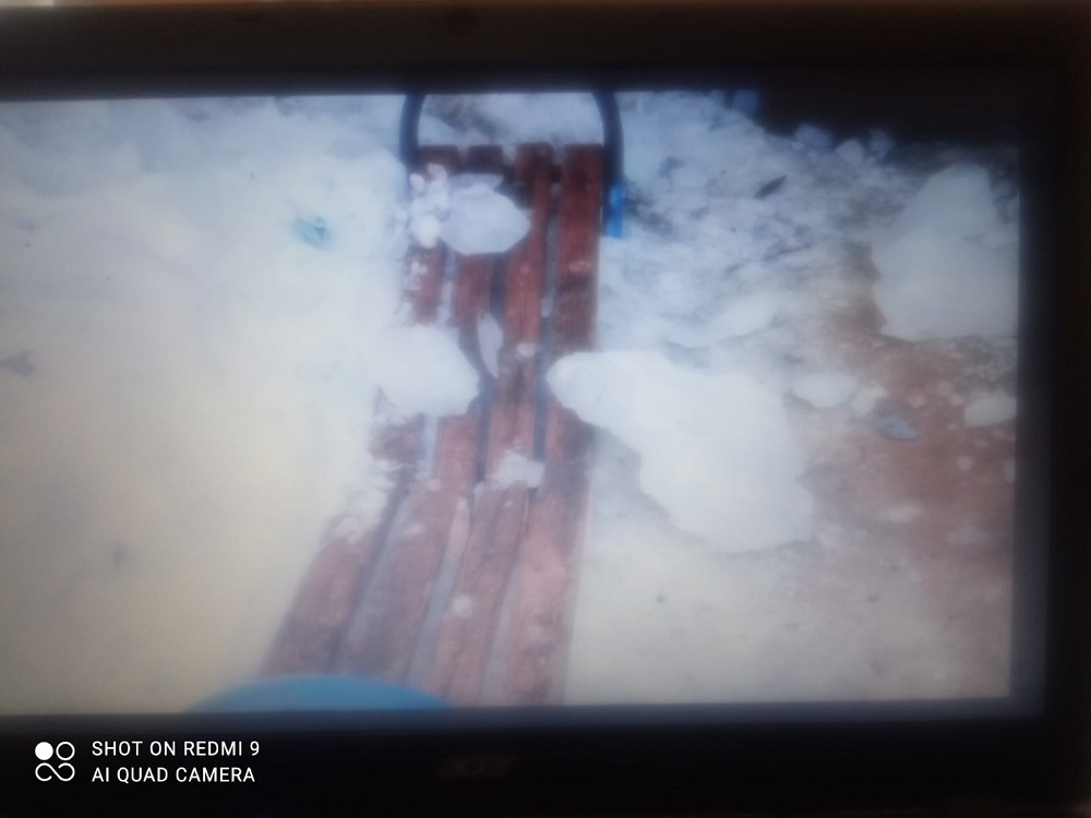 В Пензе коммунальщики сбросили с крыши ледяные глыбы и поломали скамейки