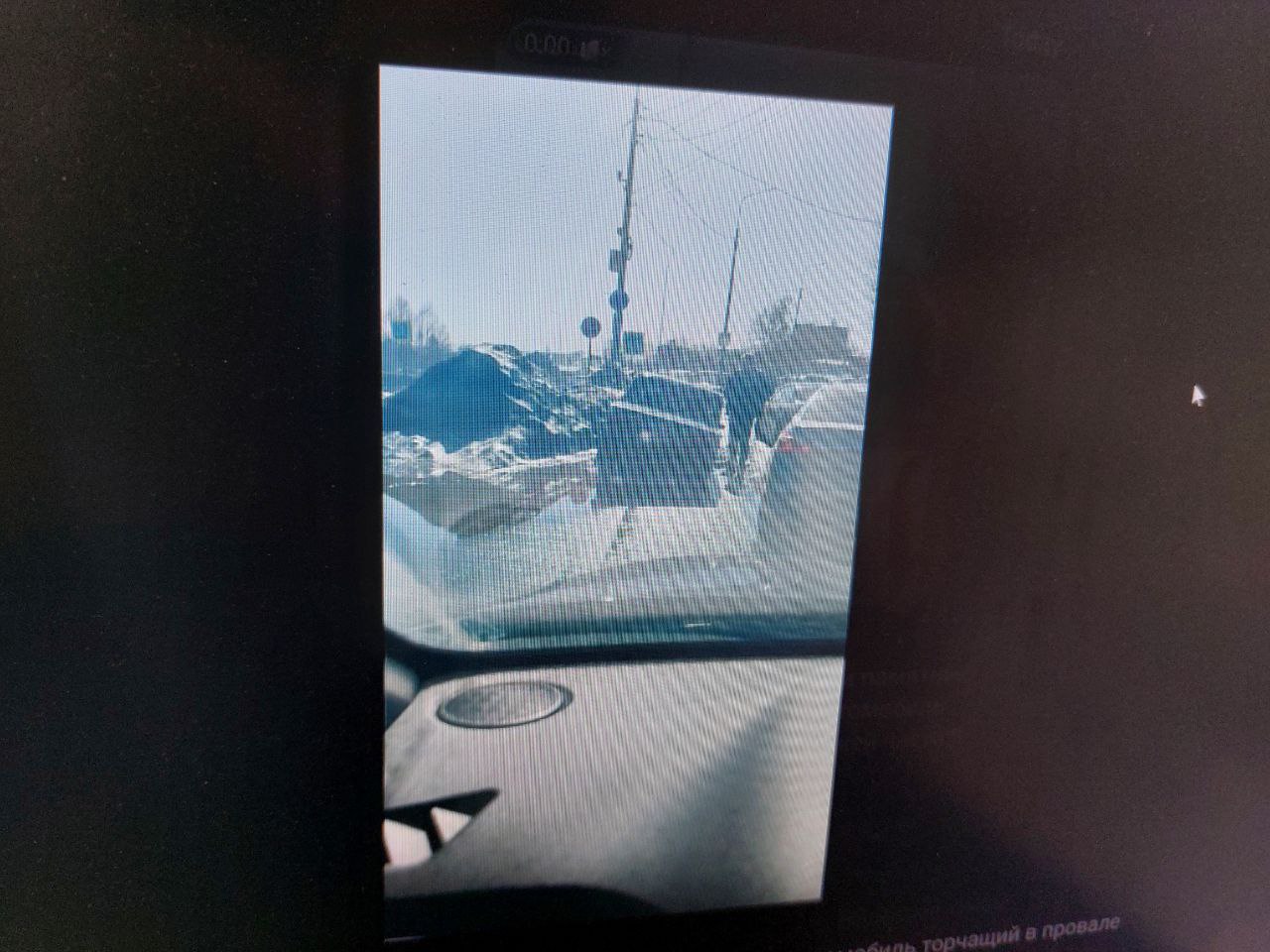 В Пензе на набережной реки Суры легковушка провалилась под асфальт