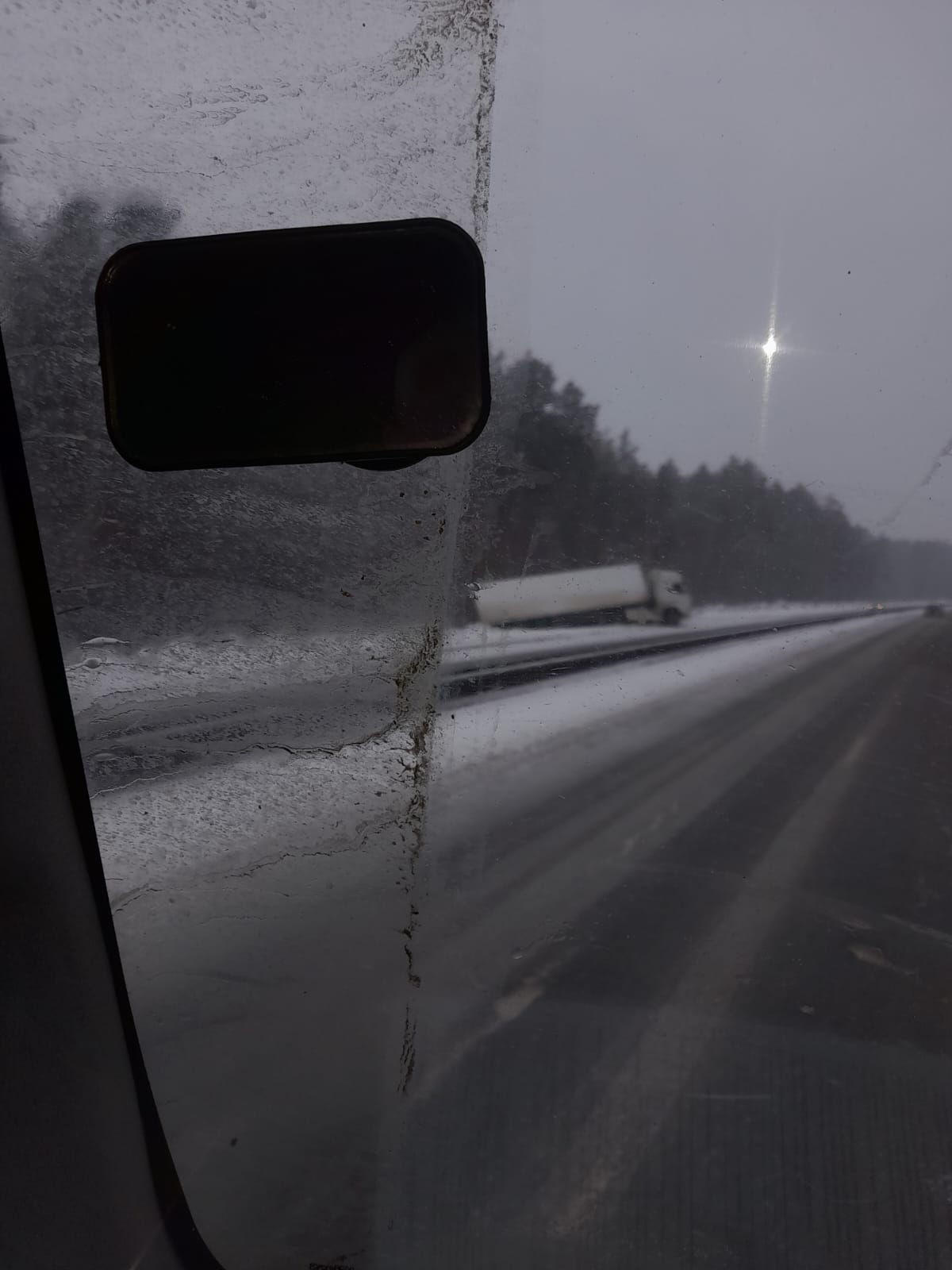 В Пензе на М5 с дороги слетела фура