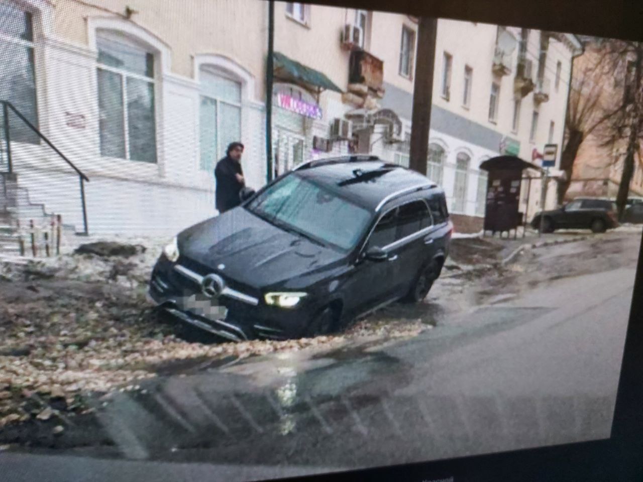 В Пензе на улице Красной машина угодила в ловушку