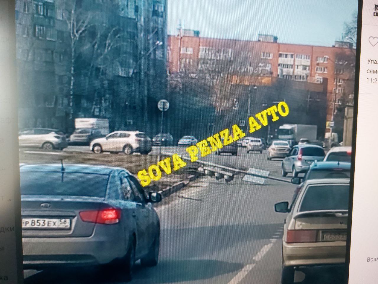 В Пензе на проспекте Победы ветер снес светофор на контактную сеть