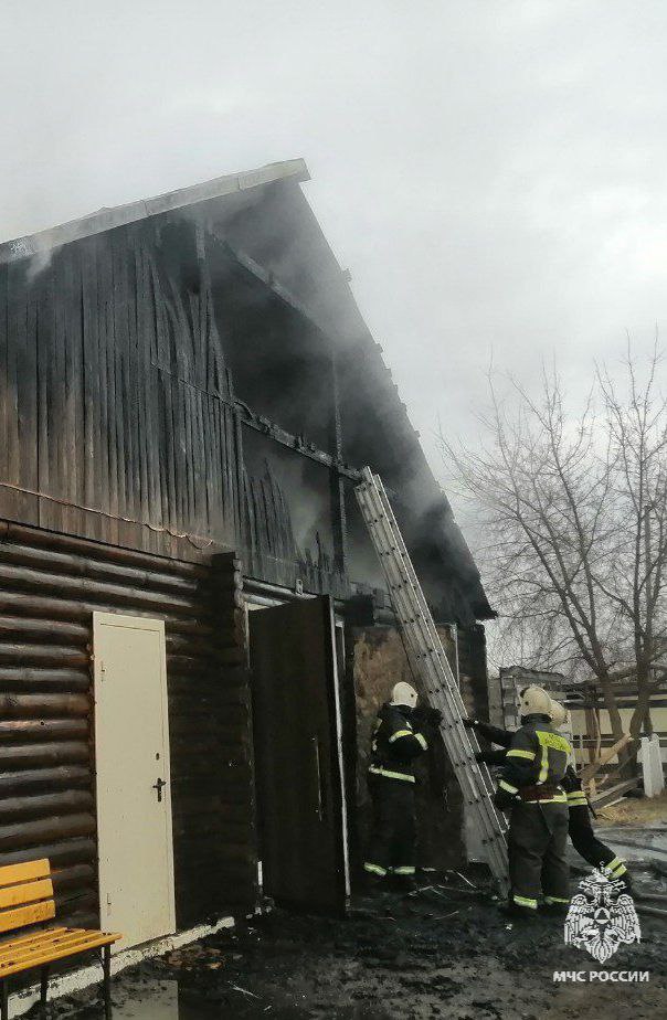 25 человек тушили пожар в Засечном