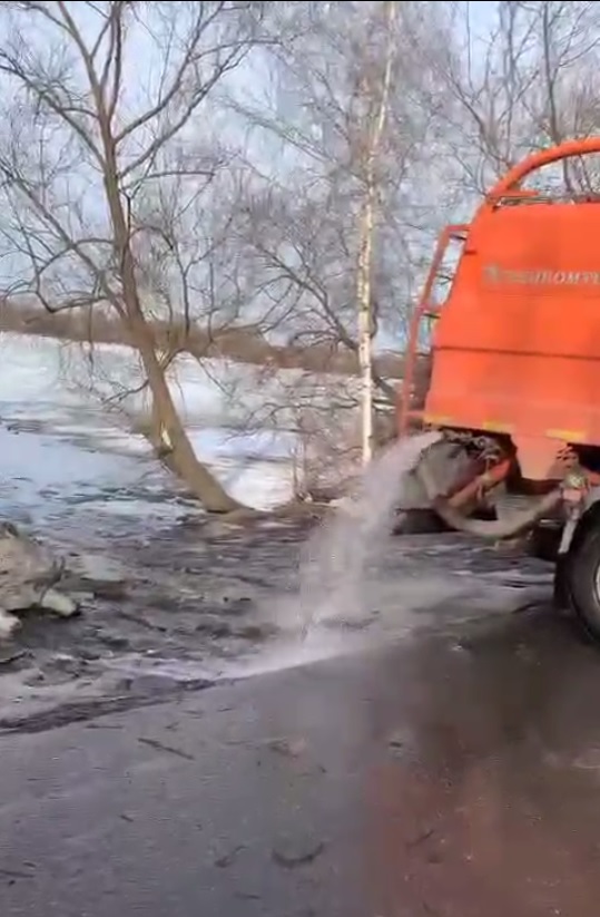 В Пензе откаченную с дороги воду слили в Старицу Суры