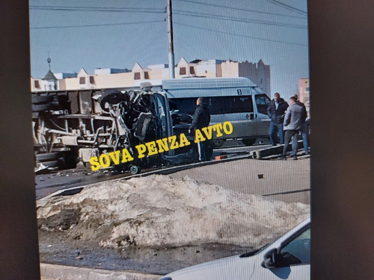 В Пензе на Гагаринском путепроводе перевернулся грузовик