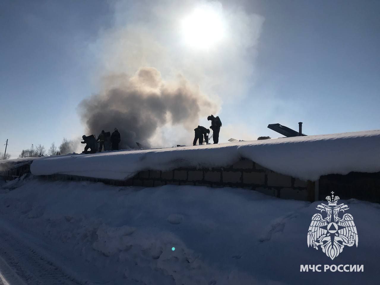 В Бессоновском районе 25 пожарных тушили горящее здание