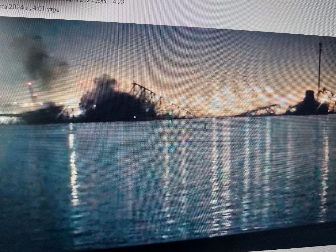 В США корабль обрушил мост с автомобилями в реку. Видео