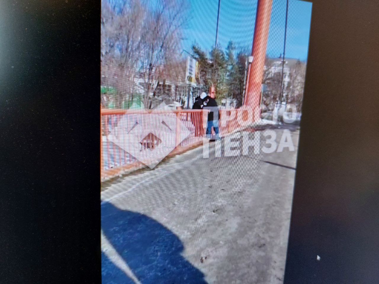 В Пензе мужчина не дал спрыгнуть женщине с моста Дружбы