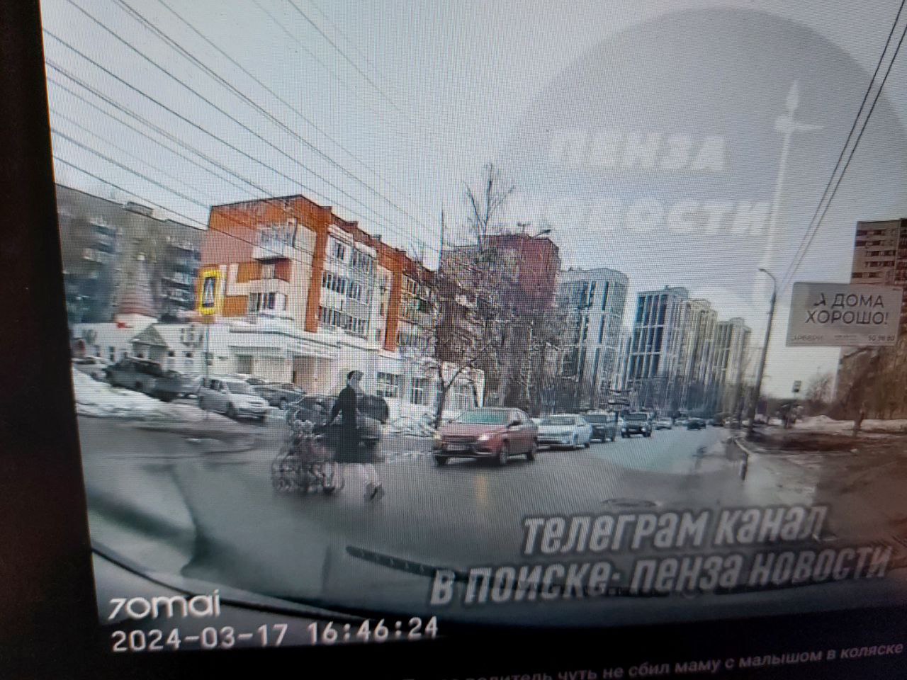 В Пензе на опасном переходе лихач едва не сбил женщину с коляской