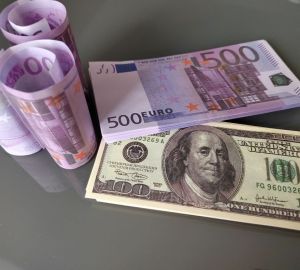 Банк России понизил курс доллара 12 марта