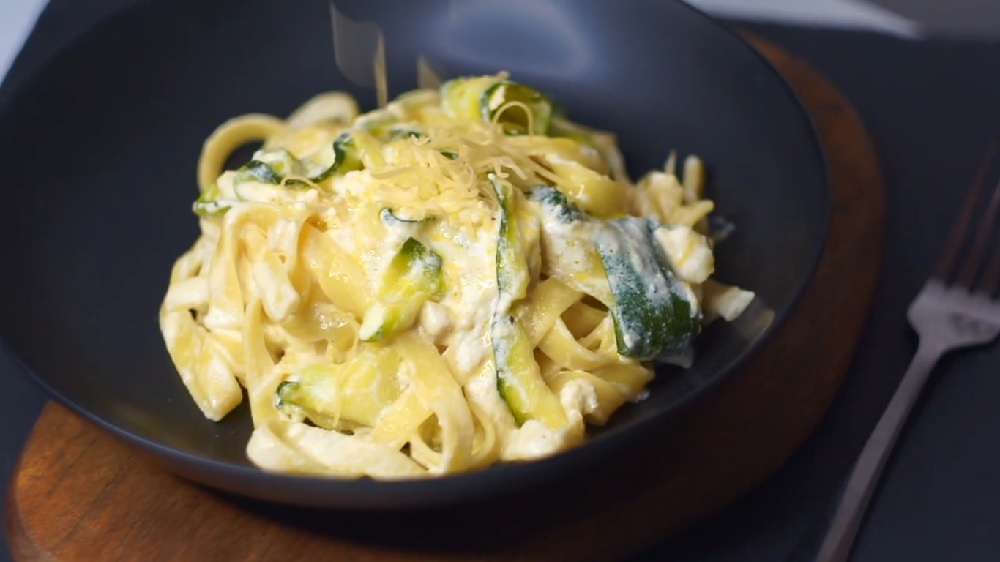 Феттучини с цуккини в сливочном соусе