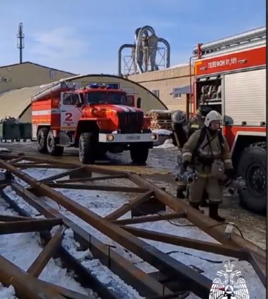 В Пензе спасатели эвакуировали людей из загоревшегося цеха