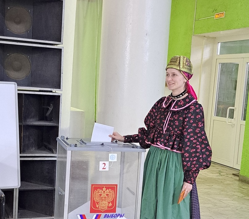 Пензенские артисты проголосовали в национальных костюмах
