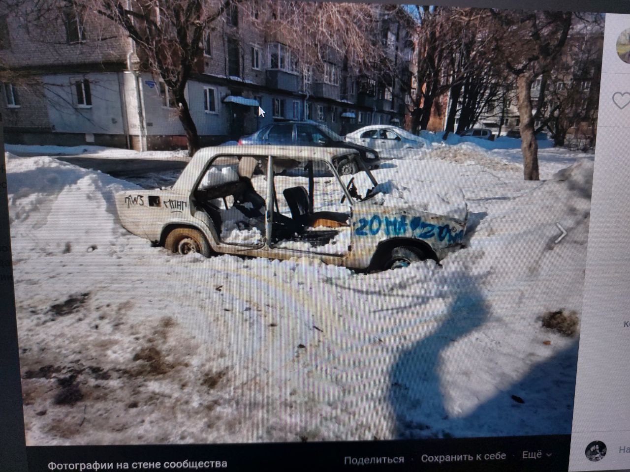 В Пензе никак не уберут остов легковушки на улице Луначарского