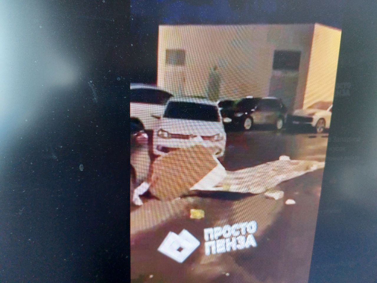 В Пензе ураганный ветер снес кусок обшивки дома прямо на машины