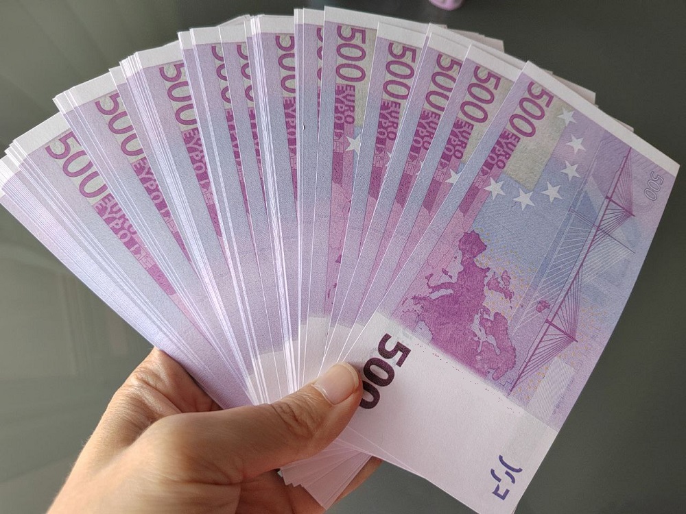 Банк России повысил курс евро на 38 копеек 5 марта