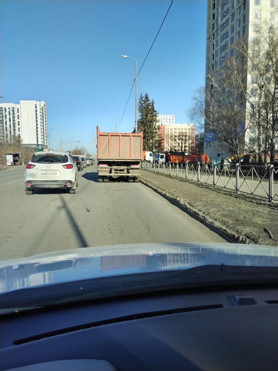 На Измайлова строительная техника, блокирующая движение, замазала номера грязью