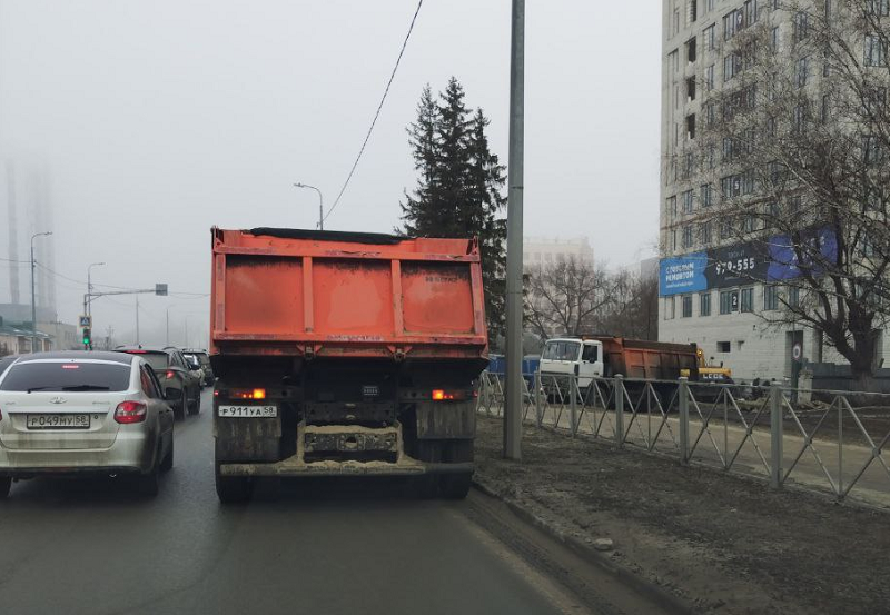 В Пензе строительные машины перегородили улицу Измайлова в утренний час пик