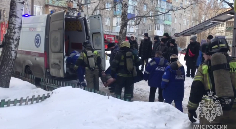 Огнеборцы спасли мужчину при пожаре в многоэтажке на Герцена