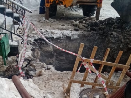 В Пензе прохожий упал в котлован с ледяной водой, оставленный Горводоканалом