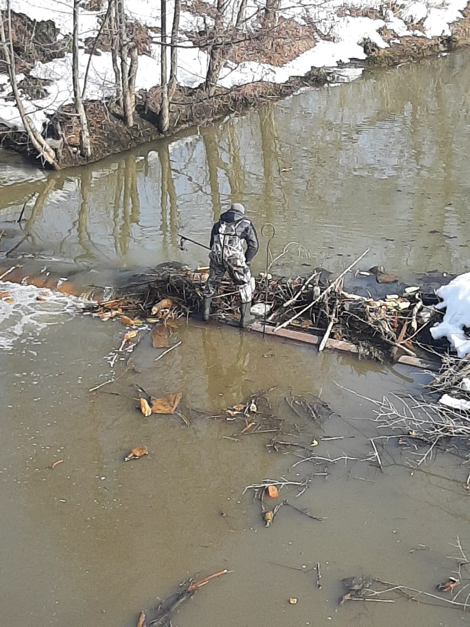 В Кузнецке спасатели разбирают мусорные заторы на реке Труев