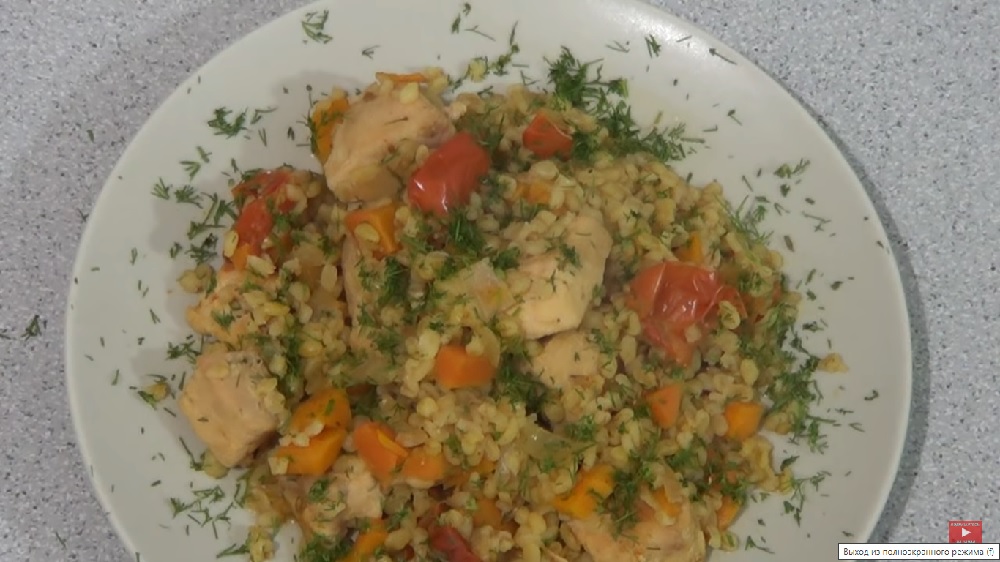 Булгур с курицей и овощной смесью