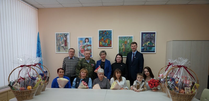 Борис Панин и Алексей Иванов поздравили жен и матерей защитников отечества с наступающим праздником весны