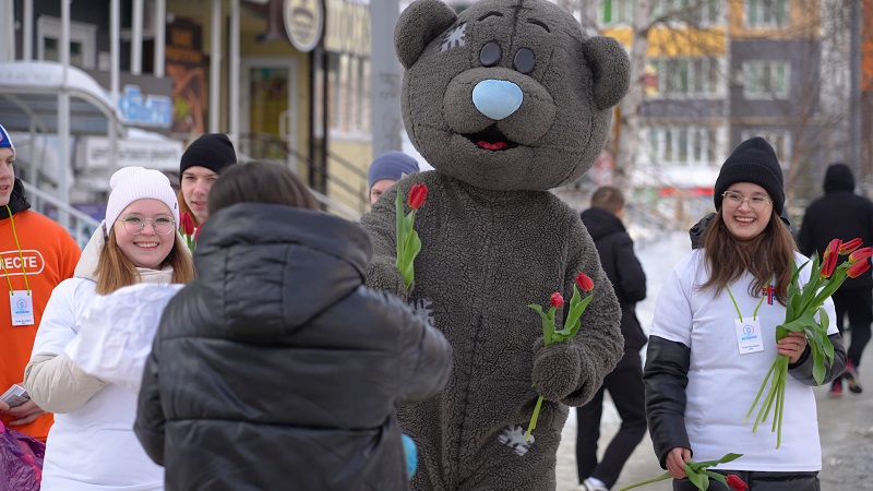 В Спутнике 8 марта традиционно вручали цветы на улицах