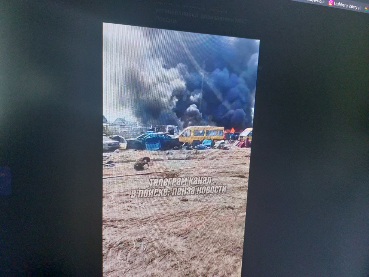 В Бессоновке пожарные занимаются тушением нескольких горящих автомобилей