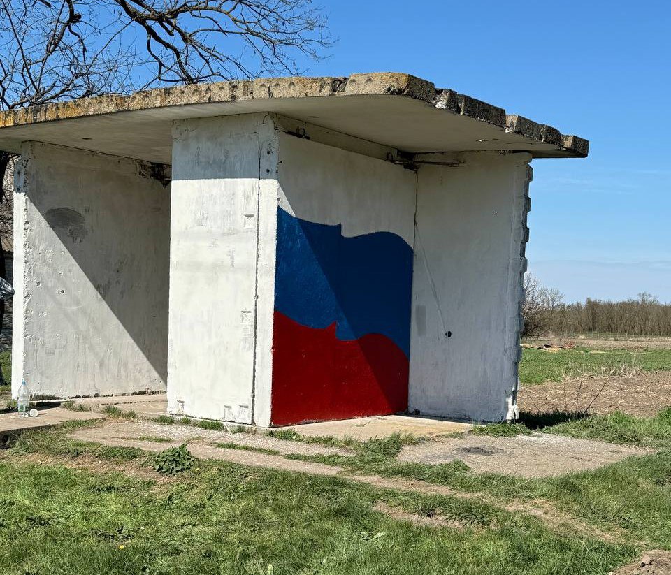 В Токмакском районе покрасили остановки в триколор