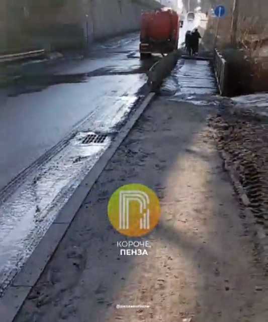 В Пензе в пруд сбрасывают талую воду из котлована, где утонул человек