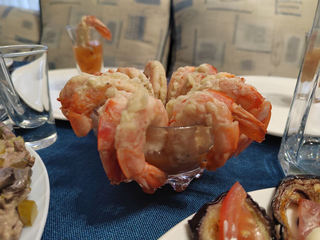 Лангустины в кляре со сладким соусом